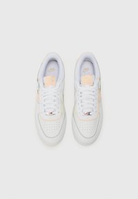 Baskets en cuir blanc avec des accents rose clair, boîte à orteils perforée, col rembourré, design à lacets et détails métalliques sur la languette.