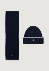 Set di sciarpa e berretto lavorati a maglia di colore blu navy con una texture a coste, con un accento a strisce grigie sul berretto e un dettaglio logo.