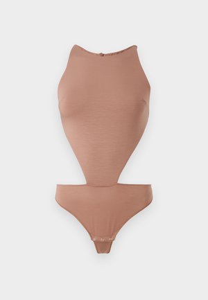 Nude bodysuit laget av glatt, elastisk stoff. Har høy hals, er ermeløs, og har en snitt midt på låret med trykknapper.