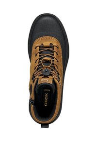 Bota de senderismo marrón y negra que presenta materiales de ante y goma, con cordones redondos, una lengüeta para tirar y un interior acolchado.