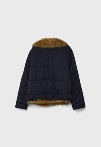 Zwarte pufferjas met een nepbonten kraag, doorgestikt patroon en verstelbare riemen in de taille. Gladde stof met een zachte textuur.