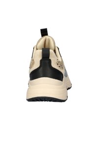 Beige sneaker met zwarte accenten, bovenwerk van suede en mesh, gewatteerde kraag en een gestructureerde buitenzool. Inclusief een trekhaak aan de hiel.