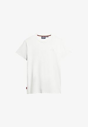 Hvid bomulds t-shirt med rund hals, korte ærmer og en diskret logo detalje foran. Inkluderer et lille rødt mærke på siden.