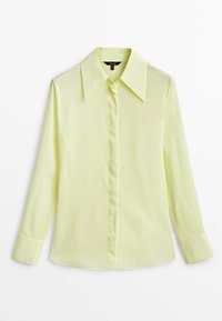 Camicia a maniche lunghe gialla chiara con colletto a punta, chiusura con bottoni e texture liscia. Presenta maniche con polsini e dettagli di cucitura minimi.