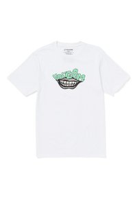 Camisa de algodón blanca con un gráfico negro y verde de una boca con texto arriba, mostrado de forma central en el frente. Mangas cortas.