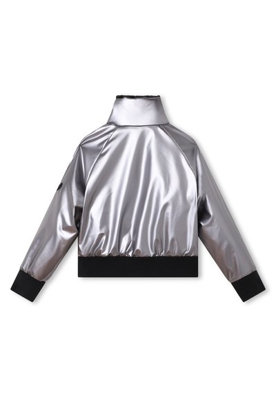 Sølv satin bomberjakke med høy krage, ribbet svarte mansjetter og liv. Har en glatt tekstur og kort design.