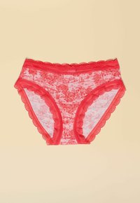 Rote Damenunterwäsche mit Spitzenbesatz, die ein florales Muster auf einem durchsichtigen Stoff zeigt. Wellenförmige Kanten zieren den Bund und die Beinöffnungen.