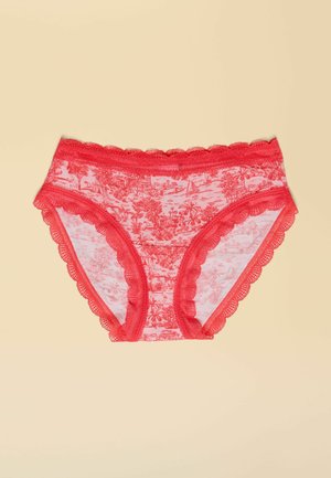 Rote Damenunterwäsche mit Spitzenbesatz, die ein florales Muster auf einem durchsichtigen Stoff zeigt. Wellenförmige Kanten zieren den Bund und die Beinöffnungen.