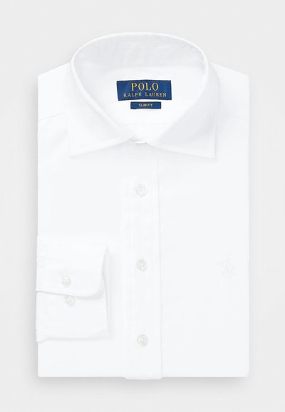 Camicia da uomo bianca a maniche lunghe, aderente, con polsini con bottoni, colletto spread e etichetta Polo Ralph Lauren all'interno del colletto.