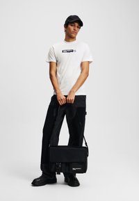 Karl Lagerfeld Jeans SLIM GRAPHIC  - Potiskana majica - white