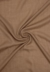 Brązowa tkanina o fakturze z miękkim, gładkim wykończeniem, z delikatnym diagonalnym wzorem na powierzchni.