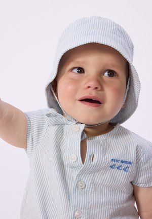 Hellblauer und weiß gestreifter Kurzarm-Overall mit Knopfleiste vorne und kleinem gesticktem Logo. Das Kind trägt einen passenden Bucket Hat.