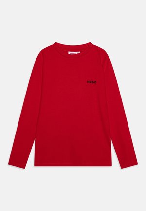 Rød langærmet rundhalset trøje med sort "HUGO" logo på venstre bryst, lagt fladt på en hvid baggrund.