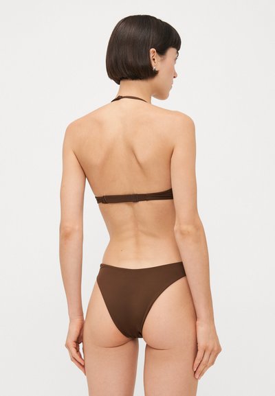 Braunes Bikini-Set mit einem Halterhals-Top und tief sitzender Unterhose. Glatte Textur mit minimalistischem Design und verstellbarem Verschluss.