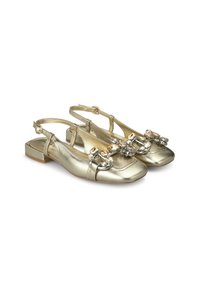 Scarpe slingback metalliche dorate con punta squadrata, decorate con un accentuazione di gioielli. Presentano un tacco basso e squadrato per maggiore stabilità.
