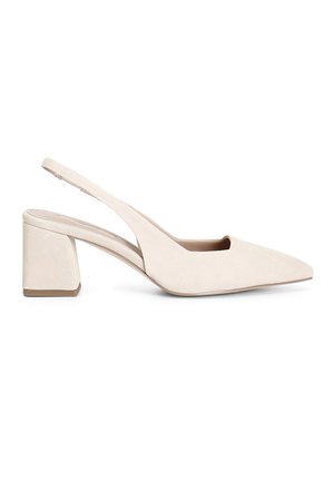 Beige mokkanahka slingback-kengät, joissa on terävä kärki ja matala tukeva korko. Kehitetty nykyaikaisen ilmeen saavuttamiseksi avoimella leikkauksella sivuissa.
