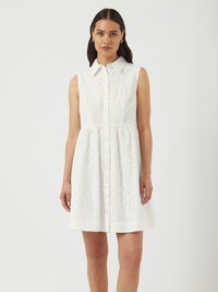 Rochie albă fără mâneci, cu un sistem de închidere cu nasturi în față, design brodat cu eyelet, guler, și fustă evazată.