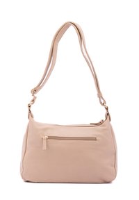 Borsa a tracolla in pelle beige con una texture morbida e una tasca frontale con zip; presenta due manici e una forma curva.