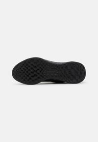 Sole di scarpa sportiva nera con motivo di battistrada testurizzato, caratterizzata da diverse forme geometriche e un'impronta del logo. Finitura liscia senza marcature.