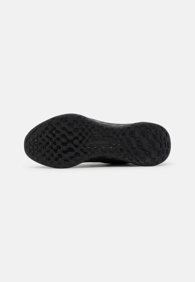 Semelle de chaussure de sport noire avec un motif de bande de roulement texturé, présentant diverses formes géométriques et une empreinte de logo. Fini lisse sans marquages.