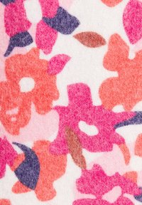 Gemusterter Stoff mit großen, flauschigen rosa und roten Blumen sowie dunklen blauen Akzenten auf einem weißen Hintergrund, der eine weiche Textur aufweist.