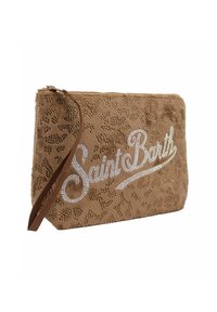 Borsa a pochette con zip marrone, decorata con una texture maculata e la scritta "Saint Barth" in strass bianchi, completa di un cinturino per il polso.