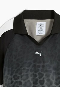 Juoda ir pilka trumpomis rankovėmis marškinėliai su leopardų raštu, juoda apykakle ir balta Puma logotipu priekyje.