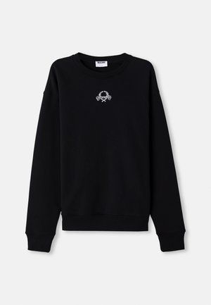 Schwarzer Pullover aus weichem Material, mit Rundhalsausschnitt und langen Ärmeln. Er hat ein gesticktes Design in der Mitte.