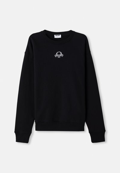 Melnas sporta krekls, izgatavots no mīkstas auduma, ar apaļu kakla izgriezumu un garām piedurknēm. Tam ir izšuvums vidū.