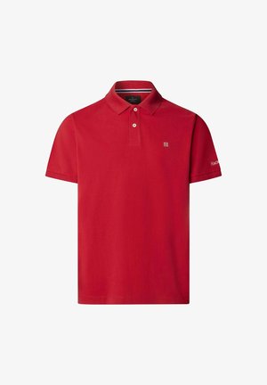 Rotes Poloshirt mit kurzen Ärmeln, zwei Knöpfen, kleinem gesticktem Logo auf der Brust und Markenname auf dem linken Ärmel.