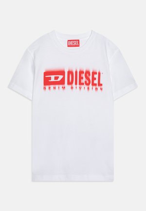 T-shirt en coton blanc avec un logo "DIESEL" rouge audacieux et le texte "DENIM DIVISION" en dégradé sur le devant. Col rond.