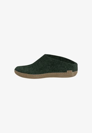 Chaussure slip-on en feutre vert avec une semelle en caoutchouc marron et des détails de couture subtils. Design à profil bas pour un port facile.