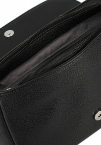 Borsa in pelle nera con un esterno testurizzato. Presenta un compartimento con zip all'interno, foderato in tessuto scuro, e una chiusura a scatto magnetico.