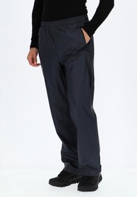 Donkergrijze synthetische broek met een elastische tailleband, zijzakken en een rechte pijp. Duurzaam materiaal met een gladde textuur.