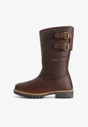 Bruine leren laarzen tot halverwege de kuit met twee verstelbare zijgespen, een robuuste zool en een klein merkembleem bij de hak.