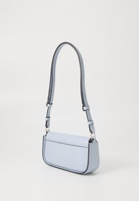 Borsa a tracolla in pelle blu chiaro con forma rettangolare, tracolla regolabile e bordi neri. Presenta una chiusura a pattina piatta sul davanti.