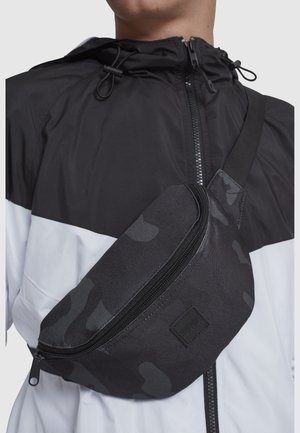 Urban Classics, Puusakott - dark camo