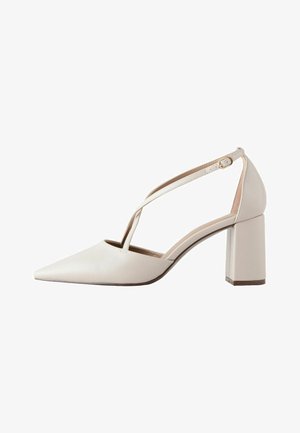 Smėlio spalvos smailiomis kojų nosimis moteriški bateliai su blokuotu kulnu ir kulkšnies dirželiu su maža sagtimi, pavaizduoti šonu baltame fone.