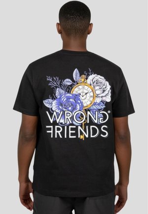 Zwarte katoenen t-shirt met een kleurrafische afbeelding van rozen en een zakhorloge, en de tekst "WRONG FRIENDS" in dikke witte letters.