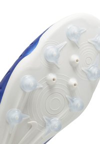 Botín de fútbol con una parte superior azul brillante, suela blanca y tacos cónicos transparentes. Patrón de pisada circular en la suela.