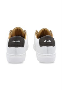Witte leren sneakers met bruine accenten bij de hak, met een gestructureerd oppervlak, witte rubberen zool en een logo op de achterkant.
