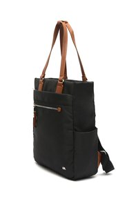 Borsa a tracolla nera con manici in pelle marrone. Presenta una tasca frontale con zip e una tasca laterale. Tessuto texturizzato, forma strutturata e accessori in argento.