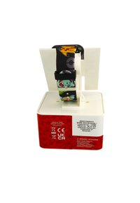 Braccialetto in silicone con grafiche colorate dei Pokémon su sfondo nero, fissato con una fibbia metallica argentata. Presentato in un imballaggio bianco.