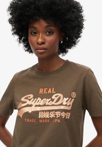 Superdry & Co EMBELLISHED GRAPHIC - T-shirt print - deep khaki green slub