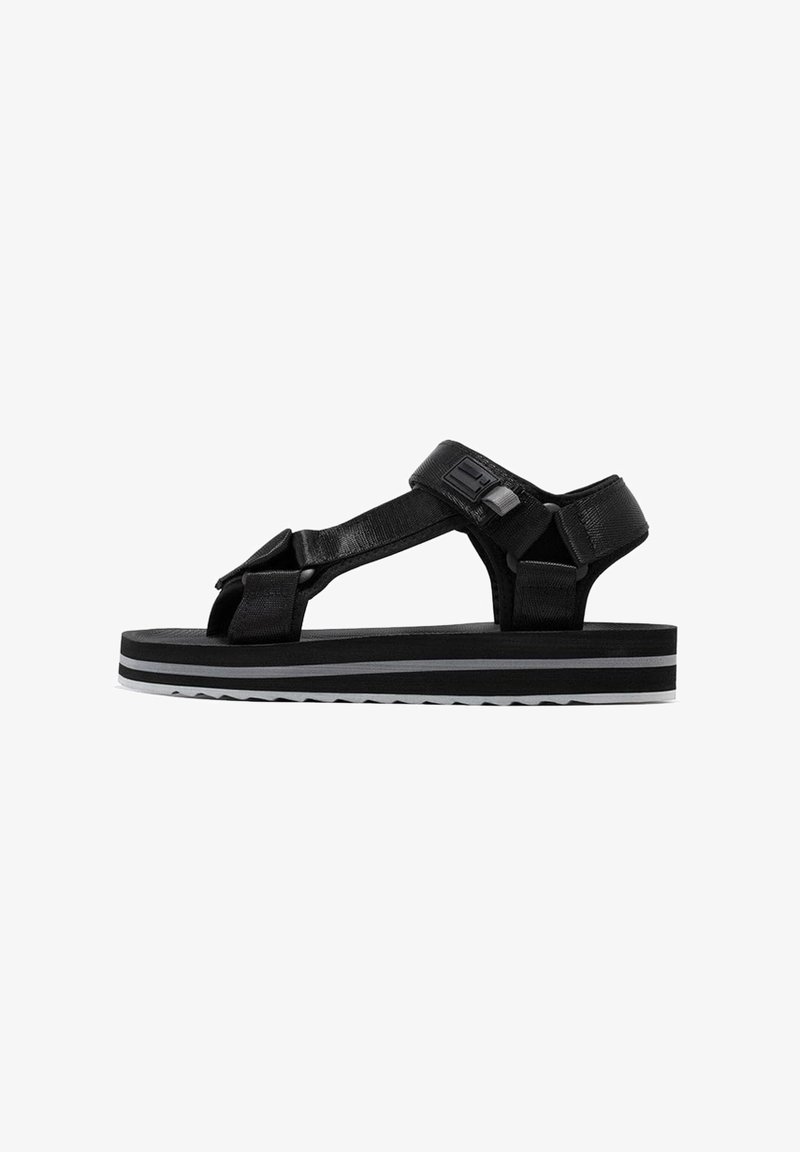 Sandalias negras con correas de nylon ajustables, suela negra acolchada y rayas de acento grises. Diseño ligero y de punta abierta.