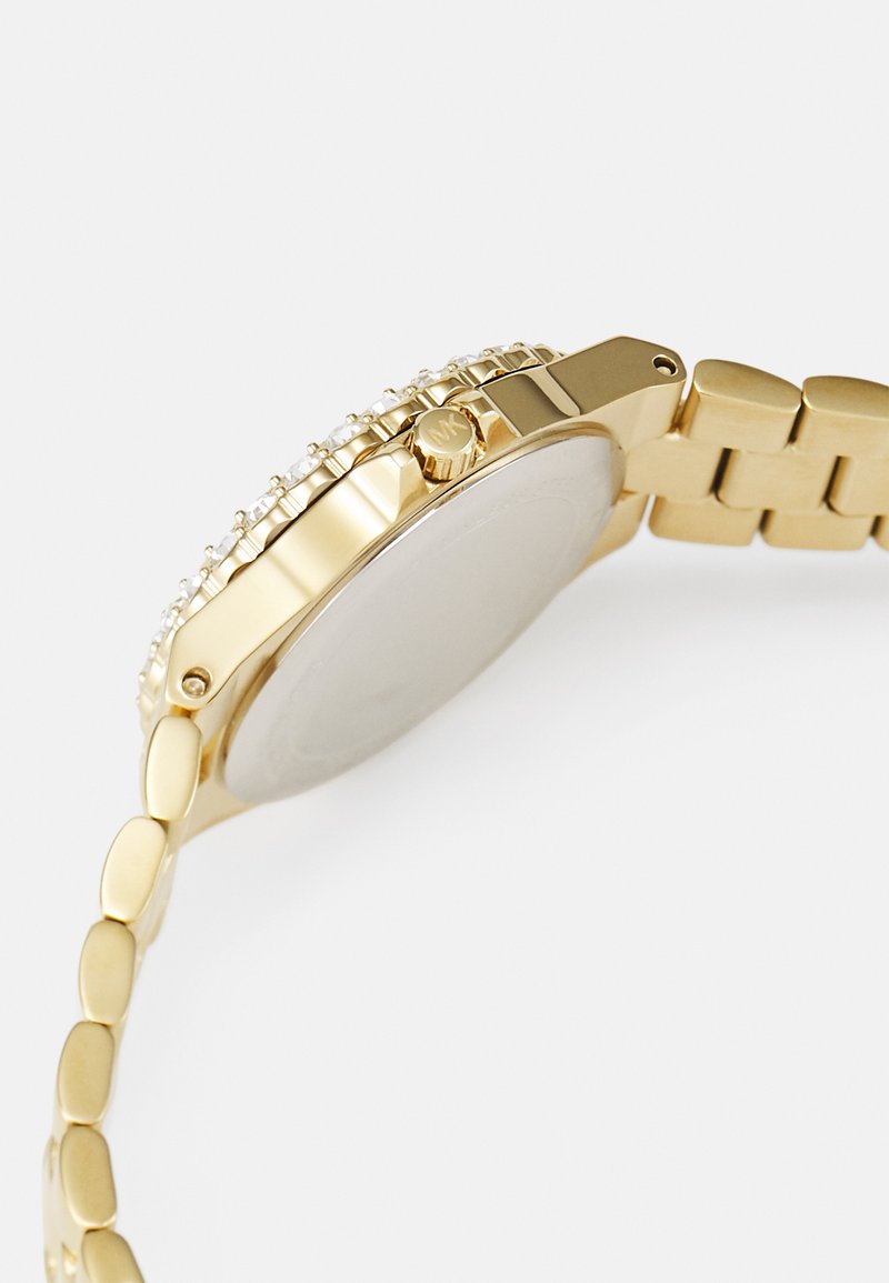 Goldene Armbanduhr mit einem polierten Metallband, rundem Gehäuse und einem mit Steinen verzierten Lünette. Verfügt über eine einfache Krone an der Seite und einen glatten Rücken.