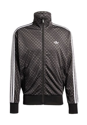 Zwarte jas met ritssluiting en een geometrisch patroon, witte strepen op de mouwen, hoge kraag en zwarte geribbelde boorden aan de mouwen en zoom.