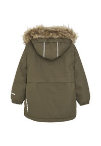 Olijfgroene geïsoleerde jas met een faux fur capuchon, elastische manchetten en witte accentstrepen op de capuchon en schouders. Achteraanzicht.