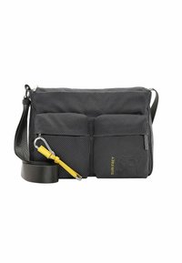 Borsa a tracolla nera con texture, due tasche frontali, cinturino giallo a contrasto e tracolla in pelle regolabile. Chiusura con zip nella parte superiore.
