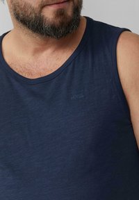 Navyblauwe mouwloze tanktop, gestructureerde stof, ronde halslijn, met een klein s.Oliver-logo geborduurd op de borst.